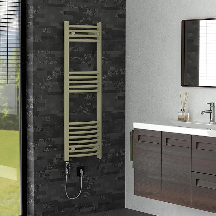 LuxeBath Elektro-Badheizkörper Handtuchheizkörper elektrisch 600W 400 x 1200 mm Beige Heizkörper - B x H: 400 x 1.200 mm, Ausstattung Heizkörper: Blindstopfen - Beiger Handtuchwärmer an dunkler Fliesenwand in einem modernen Badezimmer, neben Fenster und Waschbecken.