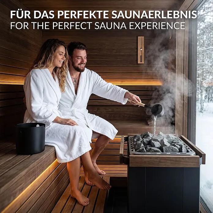 LuxeBath Sauna-Zubehör-Set - Aluminium - Ein Paar genießt ein Saunaerlebnis. Der Mann gießt mit einer schwarzen Kelle Wasser aus einem passenden Eimer auf heiße Saunasteine, um Dampf zu erzeugen.