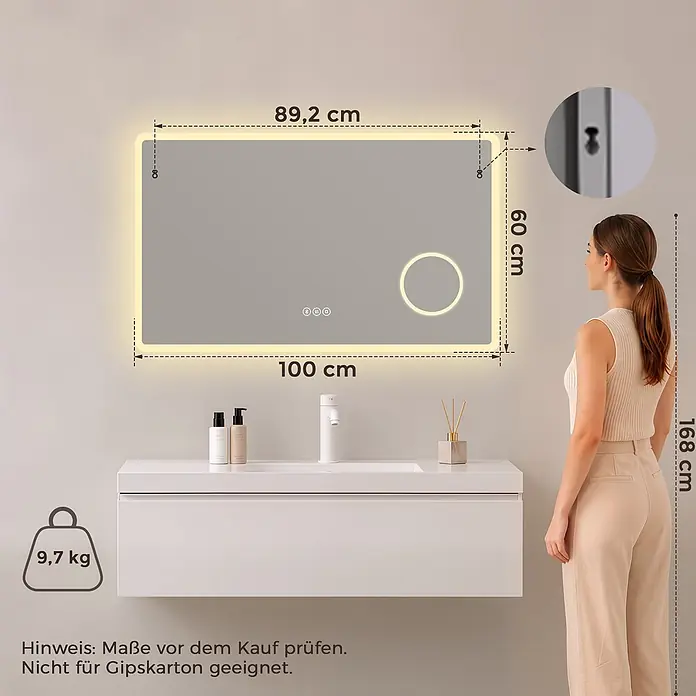 Badspiegel LED 100 x 60 cm, Bluetooth, 3-fach Vergrößerung, Anti-Beschlag -  - Rechteckiger LED-Badezimmerspiegel mit beleuchteten Kanten und Touch-Steuerung, über einem Waschtisch montiert. Eine Frau zeigt die Größe an.
