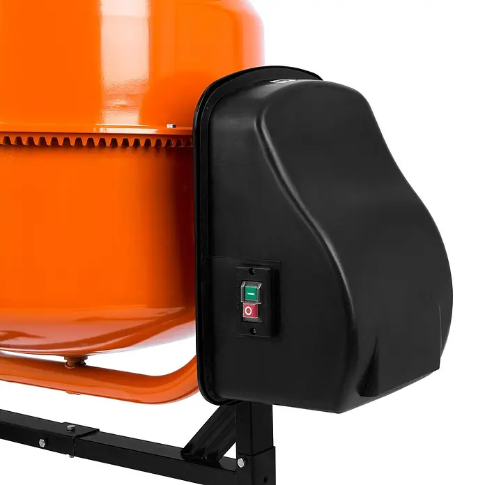 EBERTH Elektro-Betonmischer Betonmischer 140 L, 550 W, 230 V, Stahlzahnkranz - L x B x H: 117 x 63 x 135 cm, 140 l, 550 W - Nahaufnahme einer orangefarbenen Betonmischertrommel mit schwarzem Steuerkasten, grüner Ein- und roter Aus-Taste und Zahnkranz.