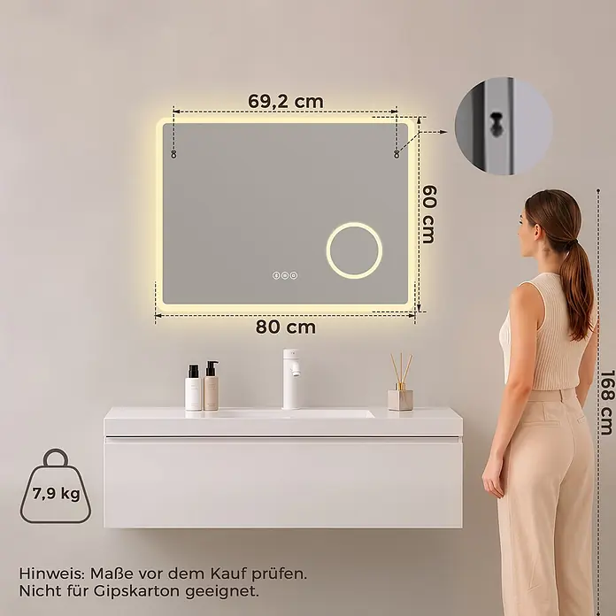 Badspiegel LED 80 x 60 cm, Bluetooth, 3-fach Vergrößerung, Anti-Beschlag -  - Rechteckiger LED-Badezimmerspiegel, 80x60 cm, 7,9 kg, über Waschtisch montiert, mit Person (168 cm) zur Größenanzeige. Nicht für Gipskarton geeignet.