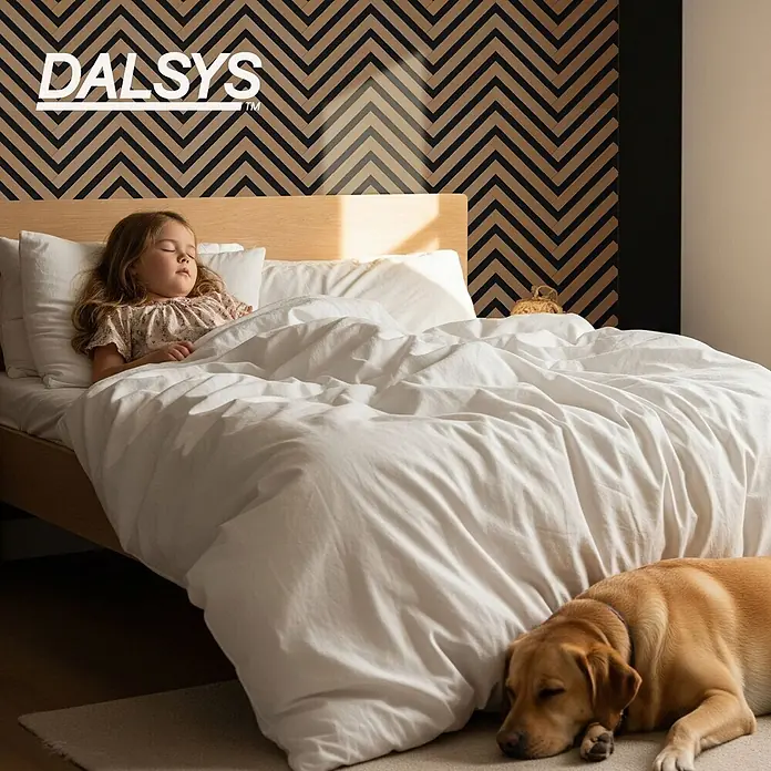 Dalsys Akustikpaneel 4x 120 x 54cm V-Muster Eiche Hell - Beige - DALSYS™ weiße Bettwäsche auf einem Bett, in dem ein Kind schläft, mit einem Hund, der daneben auf dem Boden ruht.