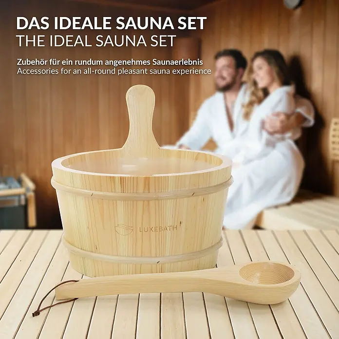 LuxeBath Sauna Zubehör Set, Holzeimer & Saunakelle aus massivem Kiefernholz -  - Hölzerner Saunaeimer mit Wasser und Schöpfkelle, in einer Saunaumgebung mit Personen im Hintergrund.