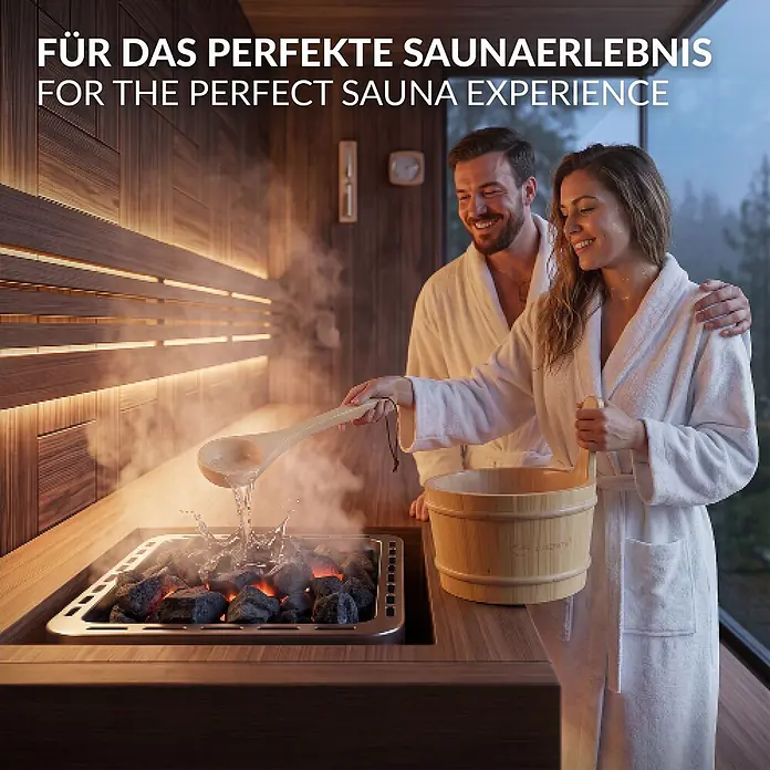 LuxeBath Sauna Zubehör Set, Holzeimer & Saunakelle aus massivem Kiefernholz -  - Frau gießt Wasser aus Holzkelle auf Saunasteine, Dampf steigt auf. Ein Paar genießt den Moment im Saunaraum.
