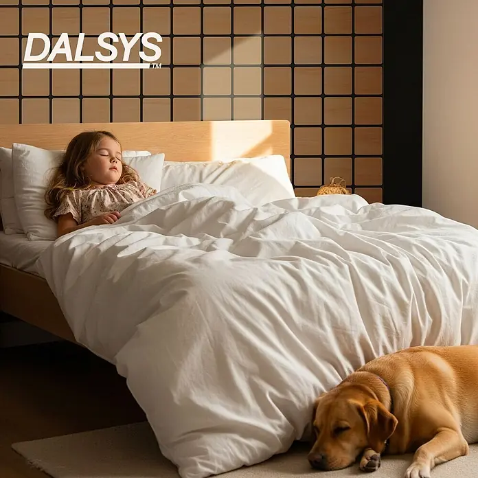 Dalsys Akustikpaneel 4x 60 x 60cm Quadrat Eiche Schwarz - Schwarz - DALSYS Holzquadratplatten als dekorative Wandgestaltung in einem Schlafzimmer.