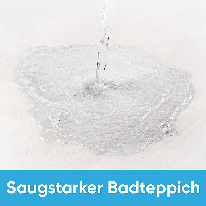 Badteppich Petalo -  - Wasser wird auf einen weißen Badteppich gegossen, was seine hohe Saugfähigkeit zeigt.