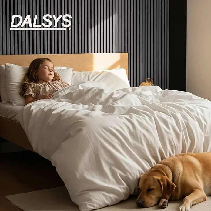 Dalsys Akustikpaneel 4x 60 x 60cm Grau - Grau - Gemütliche weiße Bettwäsche auf einem Bett, mit schlafendem Kind und Hund daneben.