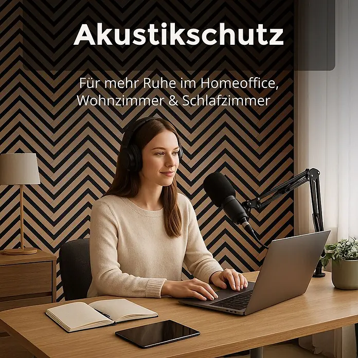 Dalsys Akustikpaneel 4x 120 x 54cm V-Muster Eiche Hell - Beige - Frau mit Kopfhörern und Mikrofon im Homeoffice, umgeben von Akustikpaneelen. Eine Szene für Ruhe und Konzentration beim Arbeiten oder Podcasting.