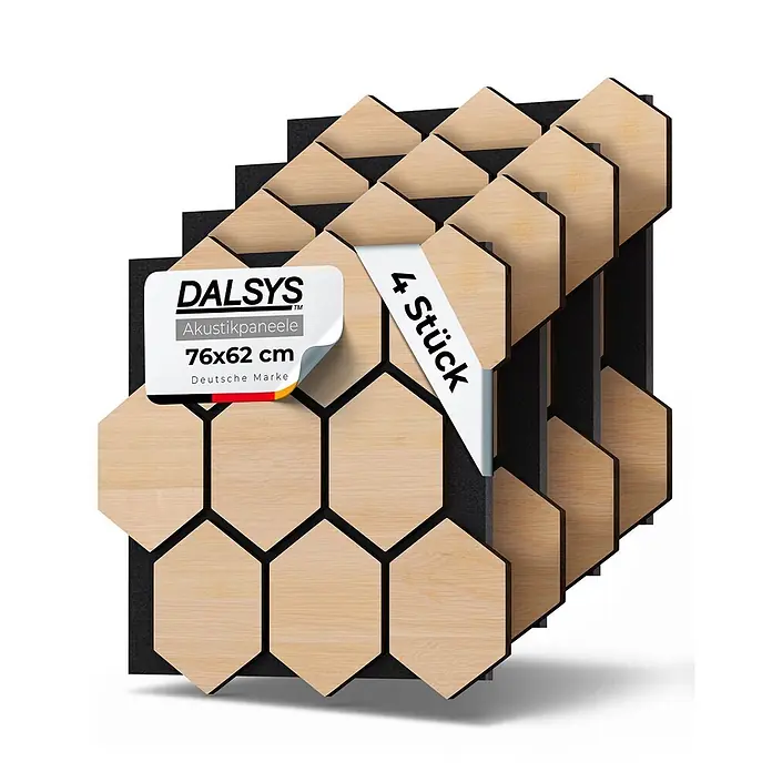 Dalsys Akustikpaneel 4x 76 x 62cm Hexagon Eiche Hell - Beige - Gestapeltes Set aus 4 DALSYS sechseckigen Akustikpaneelen, mit hellen Holzelementen auf dunklem Filzgrund.