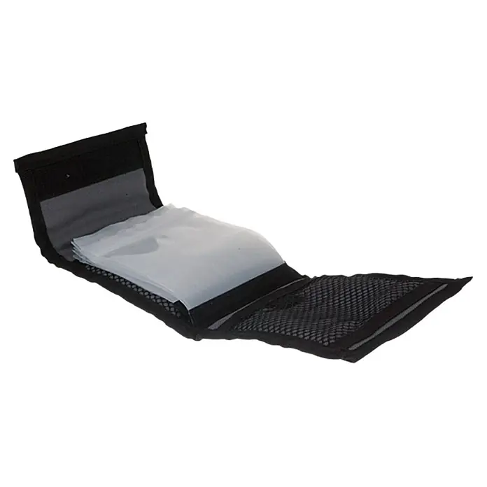 Westline Rig Wallet - 10,5 x 12 cm - Eine geöffnete schwarze CD/DVD-Aufbewahrungstasche mit Netzfächern, in denen CDs oder DVDs sicher aufbewahrt werden können.