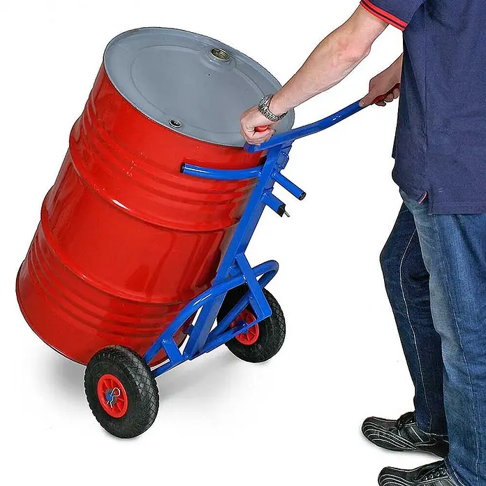 BRB Sackkarre - Stahl - Blauer Metallfassheber transportiert ein rotes Fass, von einer Person bedient. Robustes Gestell mit schwarzen Rädern.