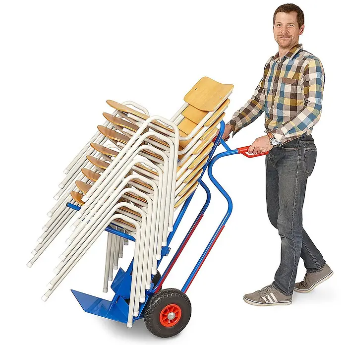 BRB Sackkarre - Stahl - Mann schiebt einen blau-roten Stuhlwagen, beladen mit gestapelten Holz-Klappstühlen.