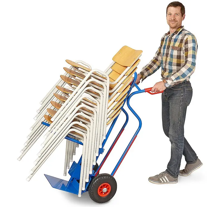 BRB Sackkarre - Stahl - Blauer und roter Stuhlwagen mit orangefarbenem Griff transportiert gestapelte beige Holzstühle mit weißen Gestellen.
