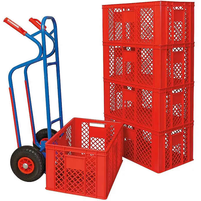 BRB Transportkarre aus Stahl + 5 Eurostapelbehälter durchbrochen 60x40x32 cm -  - Blaue Sackkarre mit roten Griffen neben einem Stapel roter Kunststoffkisten und einer einzelnen Kiste.