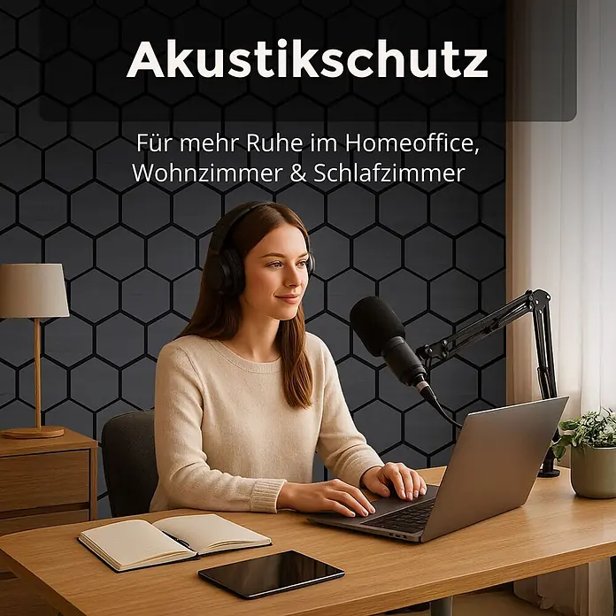 Dalsys Akustikpaneel 4x 76 x 62cm Hexagon Eiche Schwarz - Schwarz - Sechseckige Akustikpaneele an der Wand hinter einer Frau, die im Homeoffice arbeitet.