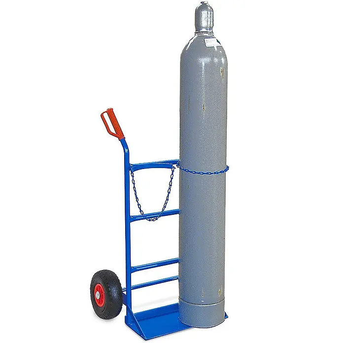 BRB Sackkarre - Stahl - Graue Gasflasche mit blauer Kette auf blauer Sackkarre mit orangefarbenem Griff gesichert.