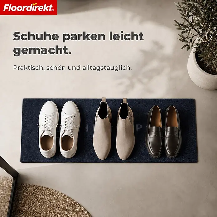 Floordirekt Fußmatte - 40 x 120 cm, Anthrazit, Material Nutzschicht: Polyamid - Dunkelblaue Fußmatte mit drei Paar Schuhen (Sneaker, Stiefel, Loafer) ordentlich darauf platziert im Eingangsbereich.