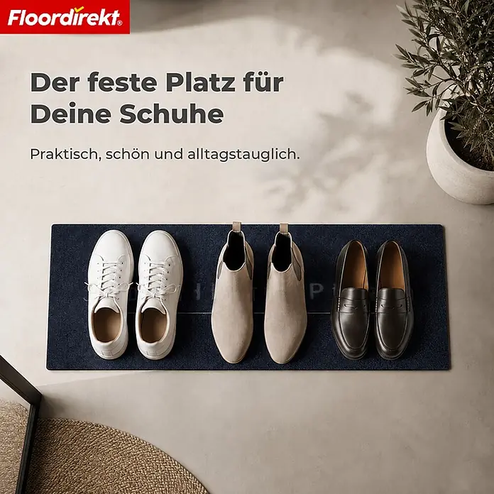 Floordirekt Fußmatte - 30 x 75 cm, Anthrazit, Material Nutzschicht: Polyamid - Dunkelblaue Fußmatte mit drei Paar Schuhen: weißen Sneakern, beigen Stiefeln und braunen Slippern, ordentlich darauf platziert.