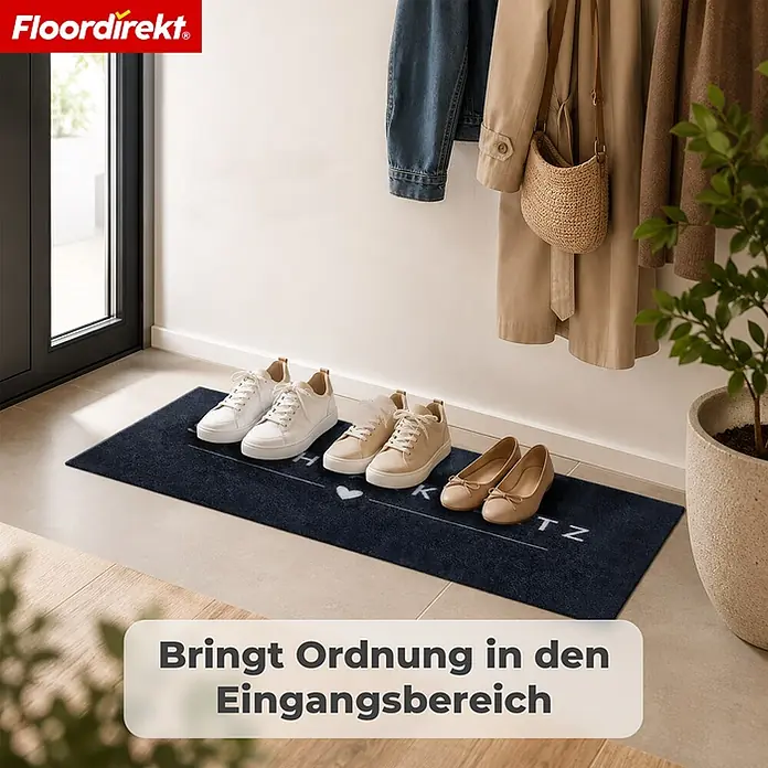 Floordirekt Fußmatte - 30 x 75 cm, Anthrazit, Material Nutzschicht: Polyamid - Dunkelblaue Fußmatte mit weißem Text und Herz, die Schuhe im Eingangsbereich ordnet.
