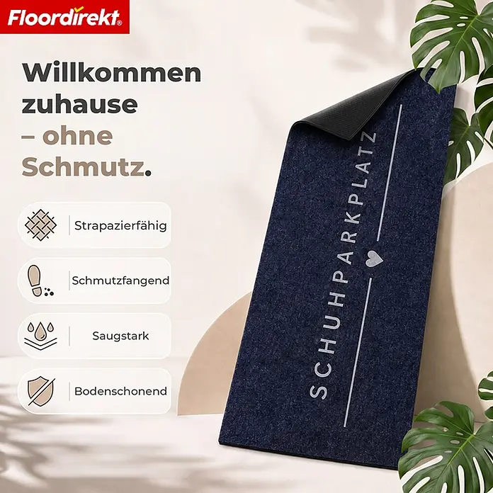 Floordirekt Fußmatte - 30 x 75 cm, Anthrazit, Material Nutzschicht: Polyamid - Dunkelblaue Fußmatte mit "SCHUHPARKPLATZ"-Aufschrift und Herz-Symbol, mit sichtbarer rutschfester Rückseite, in einem Wohnambiente.