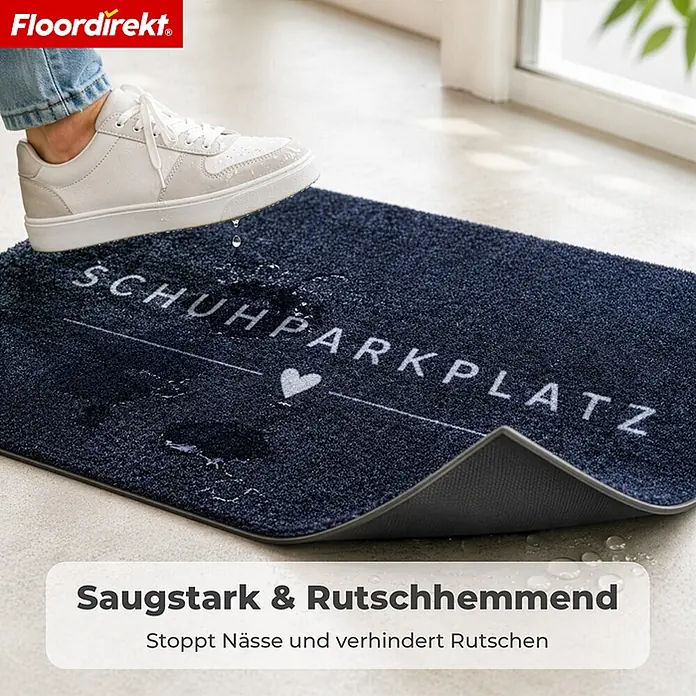 Floordirekt Fußmatte - 30 x 75 cm, Anthrazit, Material Nutzschicht: Polyamid - Dunkelblaue Fußmatte mit "SCHUHPARKPLATZ" Aufschrift, zeigt Nässeaufnahme durch einen nassen Schuh und rutschhemmende Unterseite.