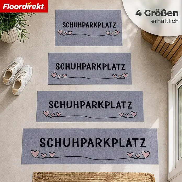 Floordirekt Fußmatte - 30 x 75 cm, Grau, Material Nutzschicht: Polyamid - Vier graue Fußmatten 'SCHUHPARKPLATZ' mit pinken Herzen, in verschiedenen Größen im Hausumfeld präsentiert.