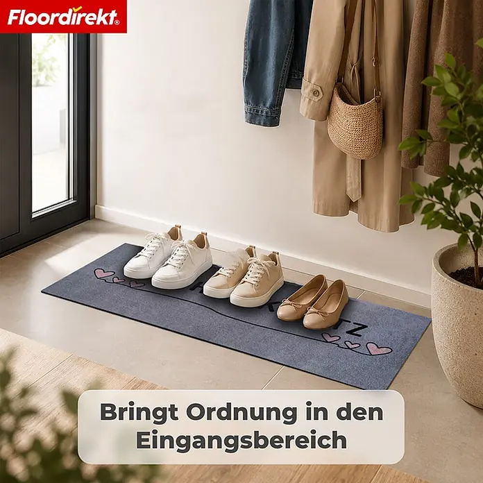 Floordirekt Fußmatte - 30 x 75 cm, Grau, Material Nutzschicht: Polyamid - Dunkelgraue Läufermatte mit Schuhkonturen und rosa Herzen, die Schuhe in einem hellen Eingangsbereich ordnet.