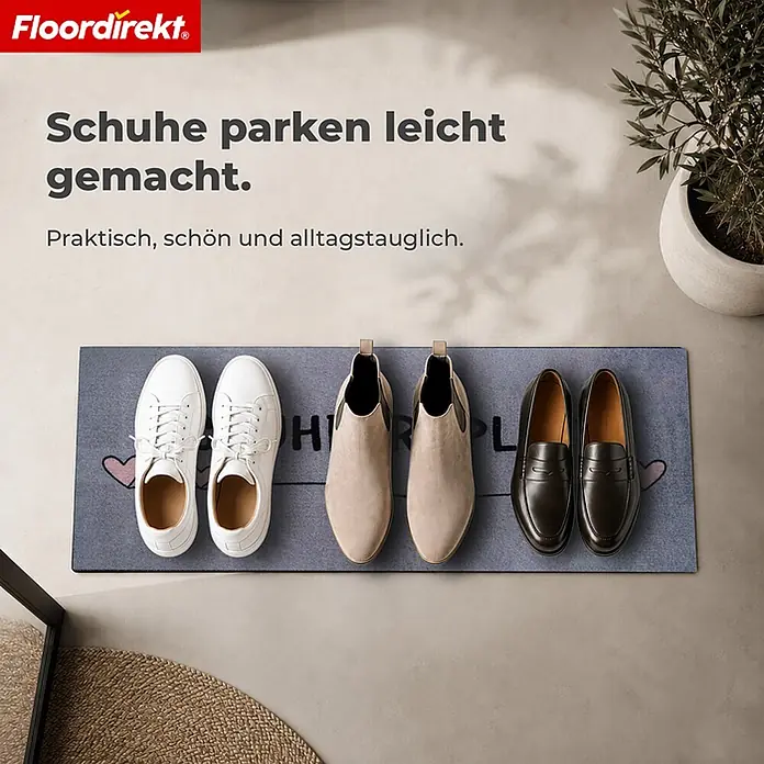 Floordirekt Fußmatte - 30 x 75 cm, Grau, Material Nutzschicht: Polyamid - Graue Fußmatte mit „HIER PL“-Text und Herzen, die weiße Sneaker, beige Stiefel und schwarze Loafer im Eingangsbereich ordentlich arrangiert.