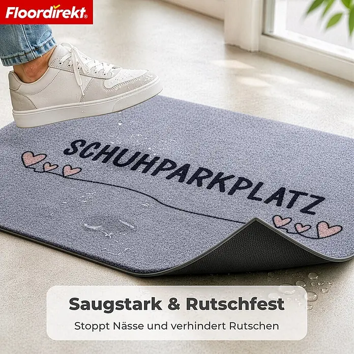 Floordirekt Fußmatte - 30 x 75 cm, Grau, Material Nutzschicht: Polyamid - Graue saugstarke Fußmatte "SCHUHPARKPLATZ" mit Herzen, darauf ein Schuh und Wassertropfen, zeigt Rutschfestigkeit.