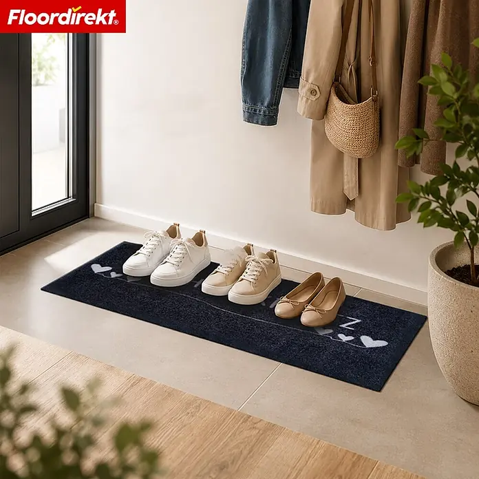 Floordirekt Fußmatte - 30 x 75 cm, Anthrazit, Material Nutzschicht: Polyamid - Dunkelblaue Fußmatte mit weißen Herzen und 'Zzzz'-Motiven im Eingangsbereich, Schuhe darauf.