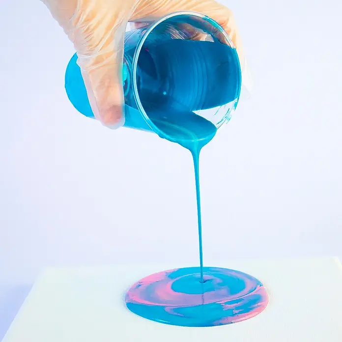Mont Marte Acrylfarben-Set Premium Flamingo - mehrfarbig, 4 Stk. x 60 ml, Flasche - Hand in Handschuh gießt blaue und pinke Acrylfarbe auf weiße Leinwand, erzeugt flüssiges Kunstmuster.