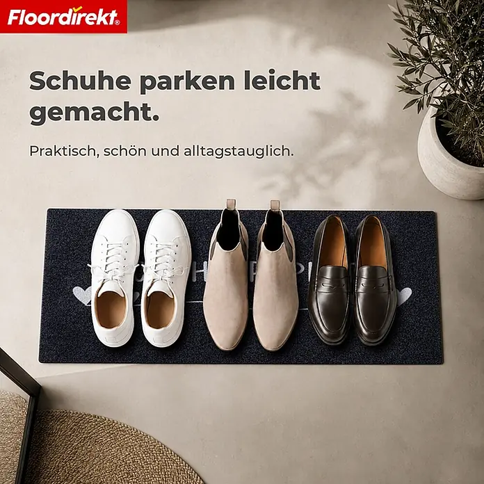 Floordirekt Fußmatte - 30 x 75 cm, Anthrazit, Material Nutzschicht: Polyamid - Dunkelgraue Fußmatte mit weißer Aufschrift, die Schuhe im Eingangsbereich ordnet.