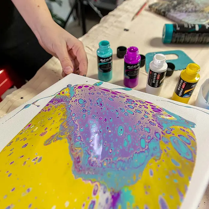Mont Marte Acrylfarben-Set SuperCell® Coral Reef - mehrfarbig, 4 Stk. x 60 ml, Flasche - Hand kippt Leinwand mit leuchtender gelber, lila und türkiser Acryl-Pour-Farbe, die ein abstraktes flüssiges Kunstwerk mit Zellen erzeugt.