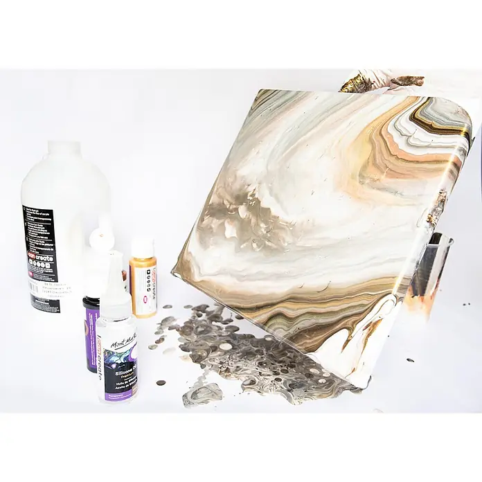 Mont Marte Acrylfarben-Set Premium Celestial - mehrfarbig, 4 Stk. x 60 ml, Flasche - Fließkunst in Arbeit: Leinwand mit wirbelnder goldener, brauner und weißer Acrylfarbe, daneben Silikonöl- und Gießmediumflaschen.