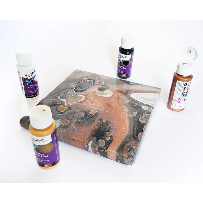 Mont Marte Acrylfarben-Set Premium Celestial - mehrfarbig, 4 Stk. x 60 ml, Flasche - Mont Marte Pouring Acrylfarbe Flaschen (weiß, schwarz, gold/bronz) umgeben ein marmoriertes Acryl-Pouring-Bild in Grau-, Schwarz-, Weiß- und Bronzetönen.