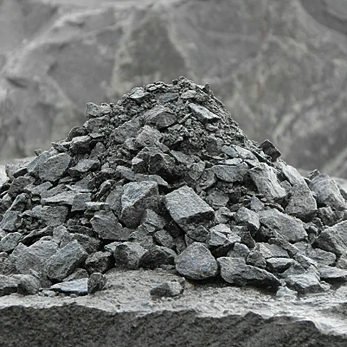 EHL Schotter - Körnung: 0 mm - 45 mm, 0,5 m³ - Ein großer Haufen grauer Gesteinsbrocken liegt vor einer unscharfen Felswand.
