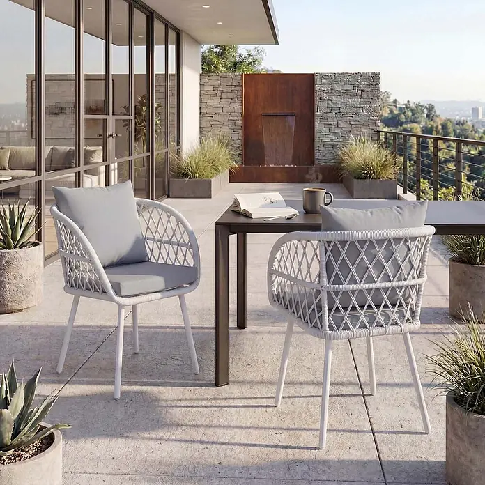 Mendler 2er-Set Gartenstuhl HWC-Q38 - Gestell hellgrau, Polster hellgrau -  - Zwei weiße Outdoor-Essstühle aus Geflecht mit grauen Kissen auf einer Terrasse.