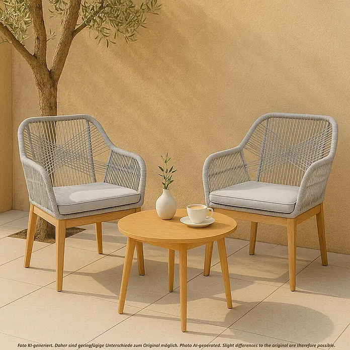 Mendler 2er-Set Gartenstuhl HWC-H56b Holz - hellgrau Kissen hellgrau -  - Outdoor Bistro-Set mit zwei hellgrauen Seilstühlen mit Kissen und einem runden Holztisch auf einer Terrasse.