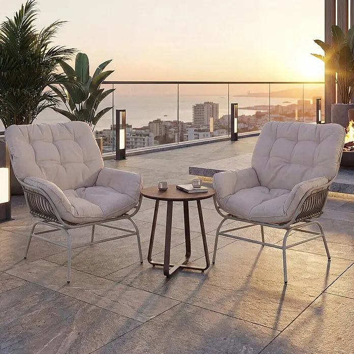 Mendler 2er-Set Gartenstuhl HWC-P75 Stoff - hellgrau, Polster beige -  - Zwei gemütliche Outdoor-Sessel mit hellen Kissen und ein kleiner runder Tisch auf einer Dachterrasse bei Sonnenuntergang.