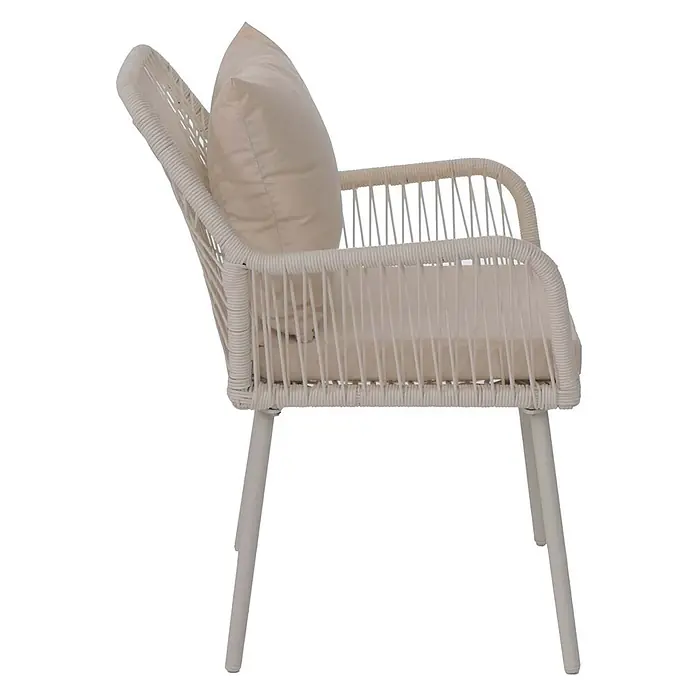 Mendler 2x Gartenstuhl HWC-O12 Rückenpolster - creme, Bezug creme -  - Seitenansicht eines hellbeigen geflochtenen Sessels mit passenden Kissen und Metallbeinen.