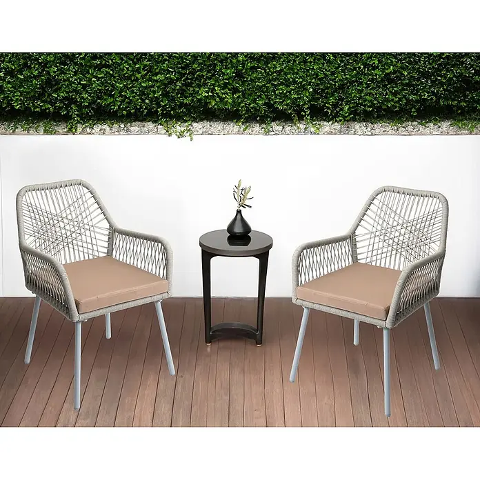 Mendler 2er-Set Gartenstuhl HWC-O12 Sitzpolster - grau, Bezug Taupe -  - Zwei hellgraue geflochtene Terrassenstühle mit beigen Polstern und ein dunkler Beistelltisch mit Vase auf einer Holzterrasse.