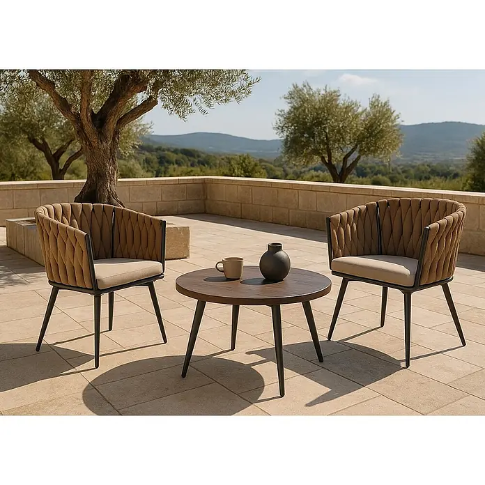 Mendler 2er-Set Alu-Gartenstuhl HWC-N38, Rope ~ beige Kissen hellbraun -  - Zwei geflochtene braune Sessel mit beigen Kissen und ein runder dunkler Holztisch auf einer Terrasse zur Entspannung.