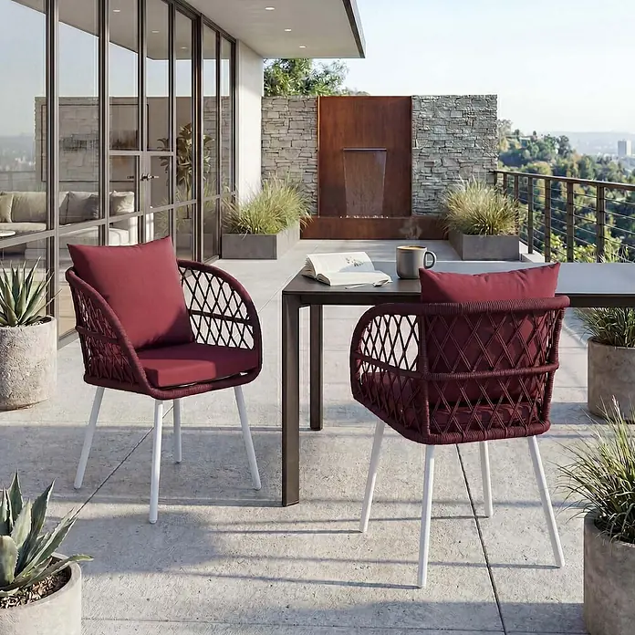 Mendler 2er-Set Gartenstuhl HWC-Q38 - Gestell hellgrau, Polster Bordeaux -  - Zwei burgunderfarbene Outdoor-Stühle aus Geflecht mit roten Kissen und weißen Beinen auf einer Terrasse.
