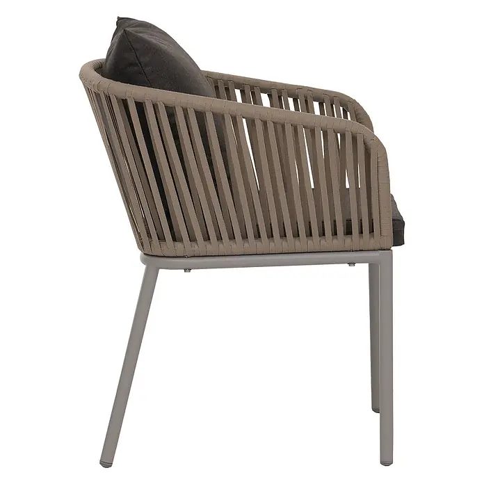 Mendler 2er-Set Gartenstuhl HWC-N41 - grau, Kissen dunkelgrau -  - Seitenansicht eines modernen Outdoor-Sessels mit beigefarbener Web-Rückenlehne und dunkelgrauem Kissen auf grauem Metallgestell.