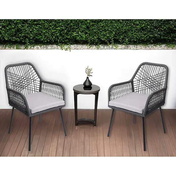 Mendler 2er-Set Gartenstuhl HWC-O12 Sitzpolster - anthrazit, Bezug grau -  - Zwei graue Korbsessel mit hellen Polstern und ein dunkler Beistelltisch für eine gemütliche Außensitzgruppe auf einer Holzterrasse.