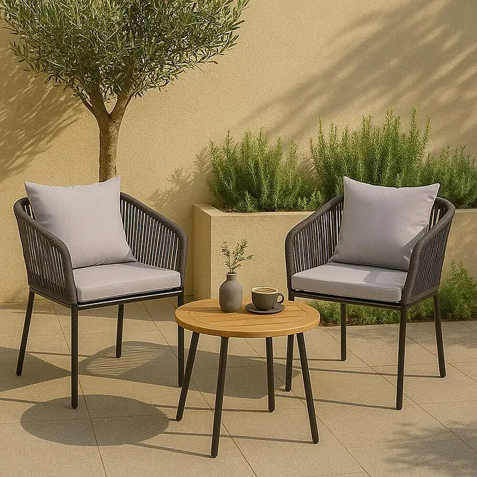 Mendler 2er-Set Gartenstuhl HWC-N41 - anthrazit Kissen grau -  - Outdoor-Sitzgruppe mit zwei Stühlen (dunkle Gestelle, hellgraue Kissen) und rundem Holztisch (dunkle Beine).