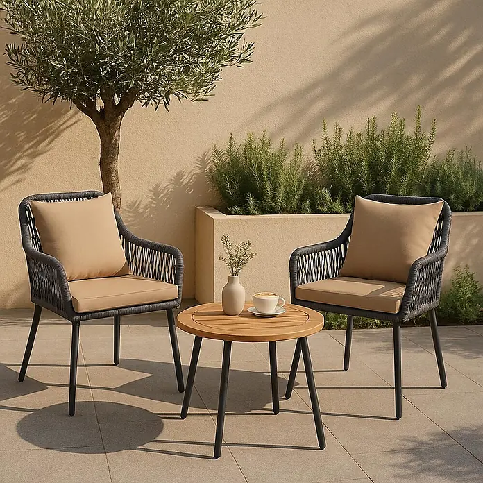 Mendler 2x Gartenstuhl HWC-O12 Rückenpolster - anthrazit, Bezug Taupe -  - Outdoor-Terrassenset mit zwei dunkelgrauen Geflechtsesseln mit beigen Kissen und einem runden hellen Holztisch mit dunkelgrauen Beinen.