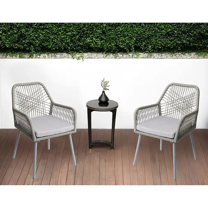 Mendler 2er-Set Gartenstuhl HWC-O12 Sitzpolster - grau, Bezug grau -  - Zwei graue, seilgeflochtene Stühle mit hellen Kissen und ein schwarzer Beistelltisch auf einer Holzterrasse.