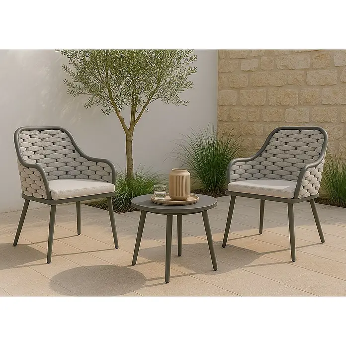 Mendler 2er-Set Aluminium-Gartenstuhl HWC-O16 - hellgrau Kissen hellgrau -  - Gartenmöbel-Set: zwei graue Stühle mit geflochtenen Rückenlehnen und hellen Kissen, ein dunkelgrauer runder Tisch.