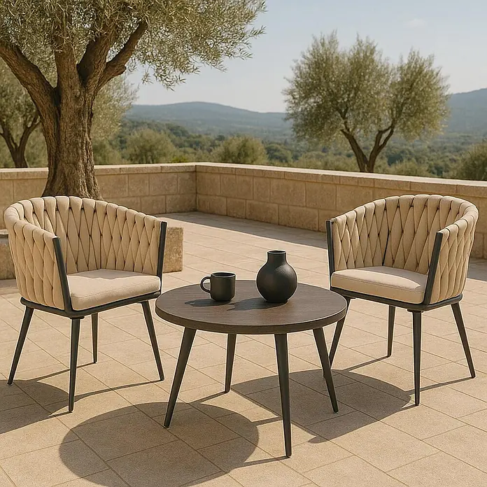 Mendler 2er-Set Alu-Gartenstuhl HWC-N38, Rope ~ creme Kissen hellbraun -  - Outdoor-Sitzgruppe mit zwei Stühlen mit beigem Flechtwerk, dunklen Metallrahmen und einem runden Tisch in dunkler Holzoptik.